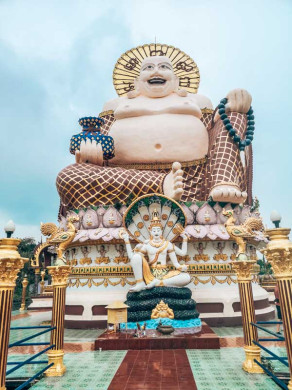 lachende weiße Buddha Statue
