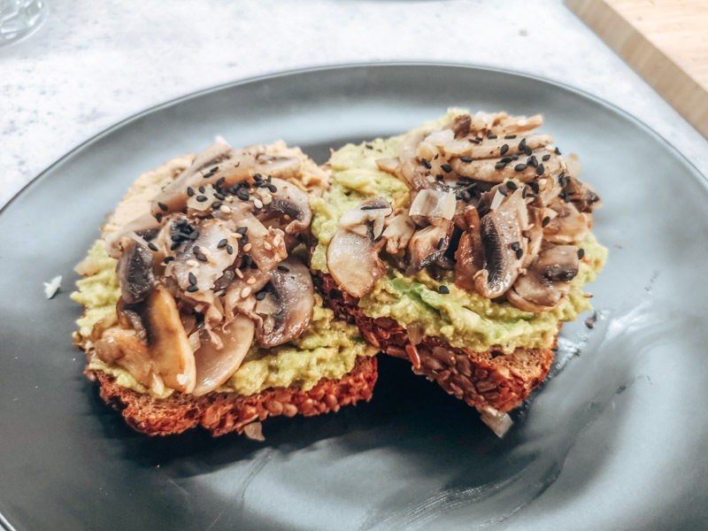 Avocadobrot mit Pilzen