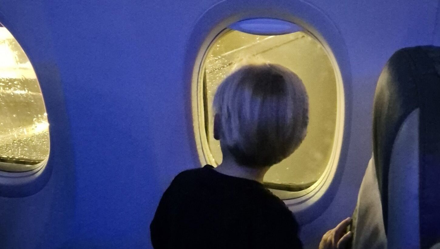 Finn schaut aus dem Flugzeugfenster