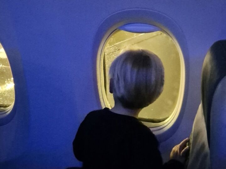 Finn schaut aus dem Flugzeugfenster