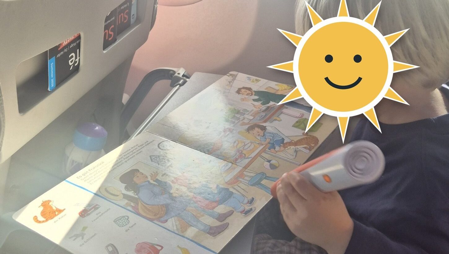 Finn spielt im Flugzeug mit dem tiptoi-Stift