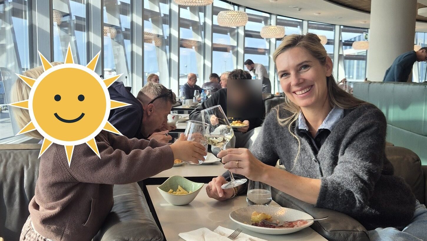 Finn und Sabrina stoßen in der Lounge mit Wasser an