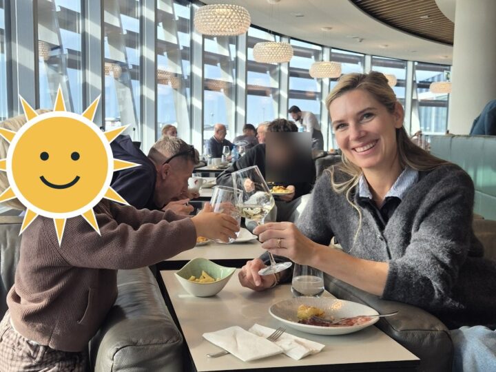 Finn und Sabrina stoßen in der Lounge mit Wasser an