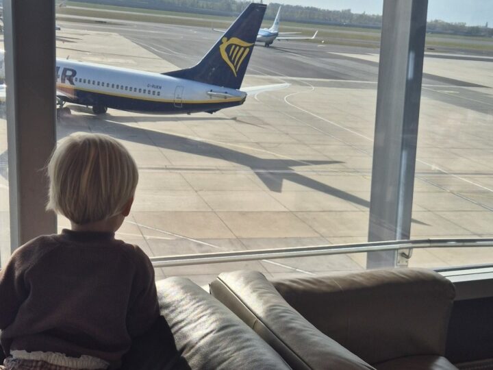 Finn in bequemer Kleidung am Fenster der Lounge