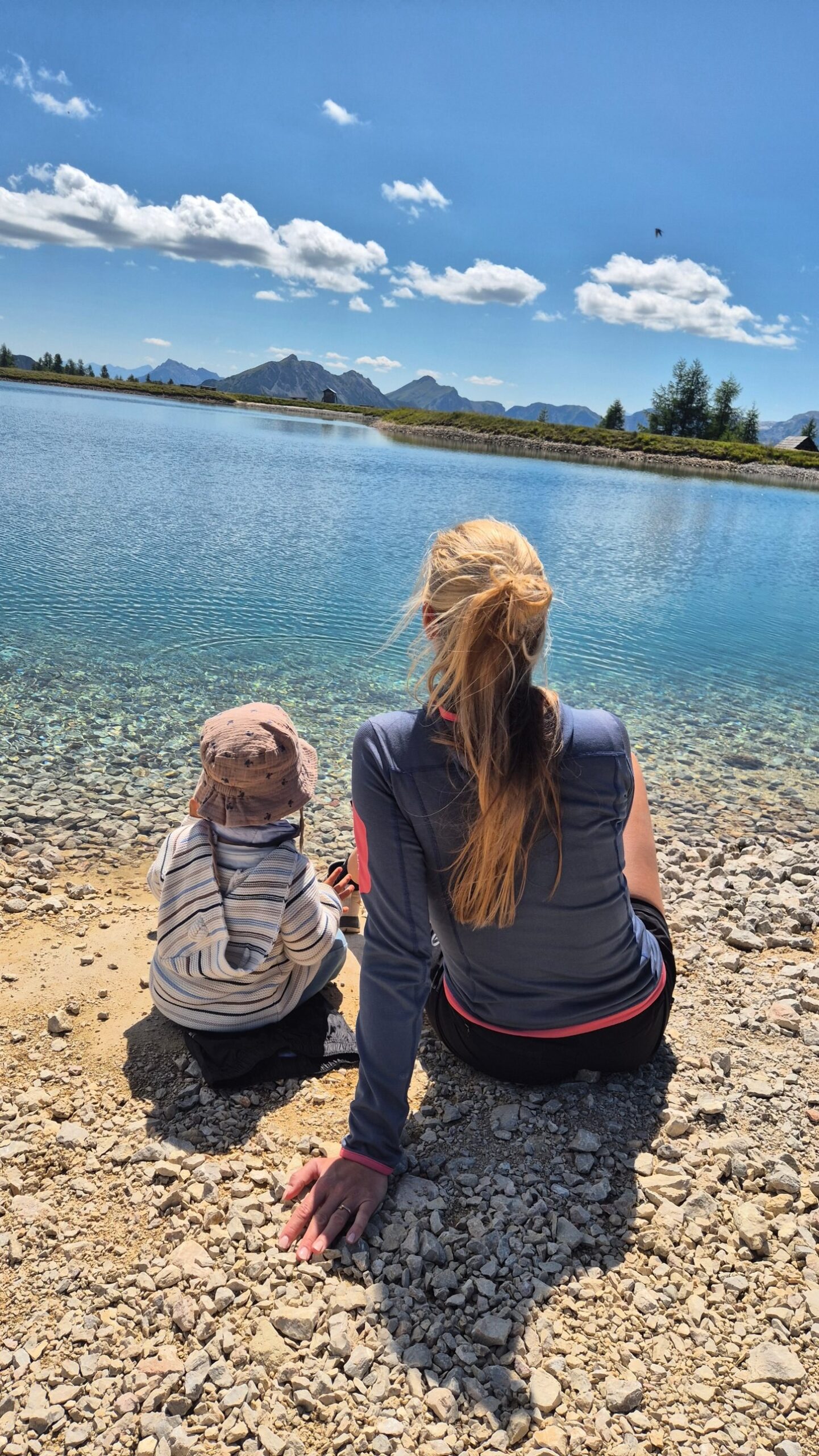 Sabrina und Finn am Bergsee