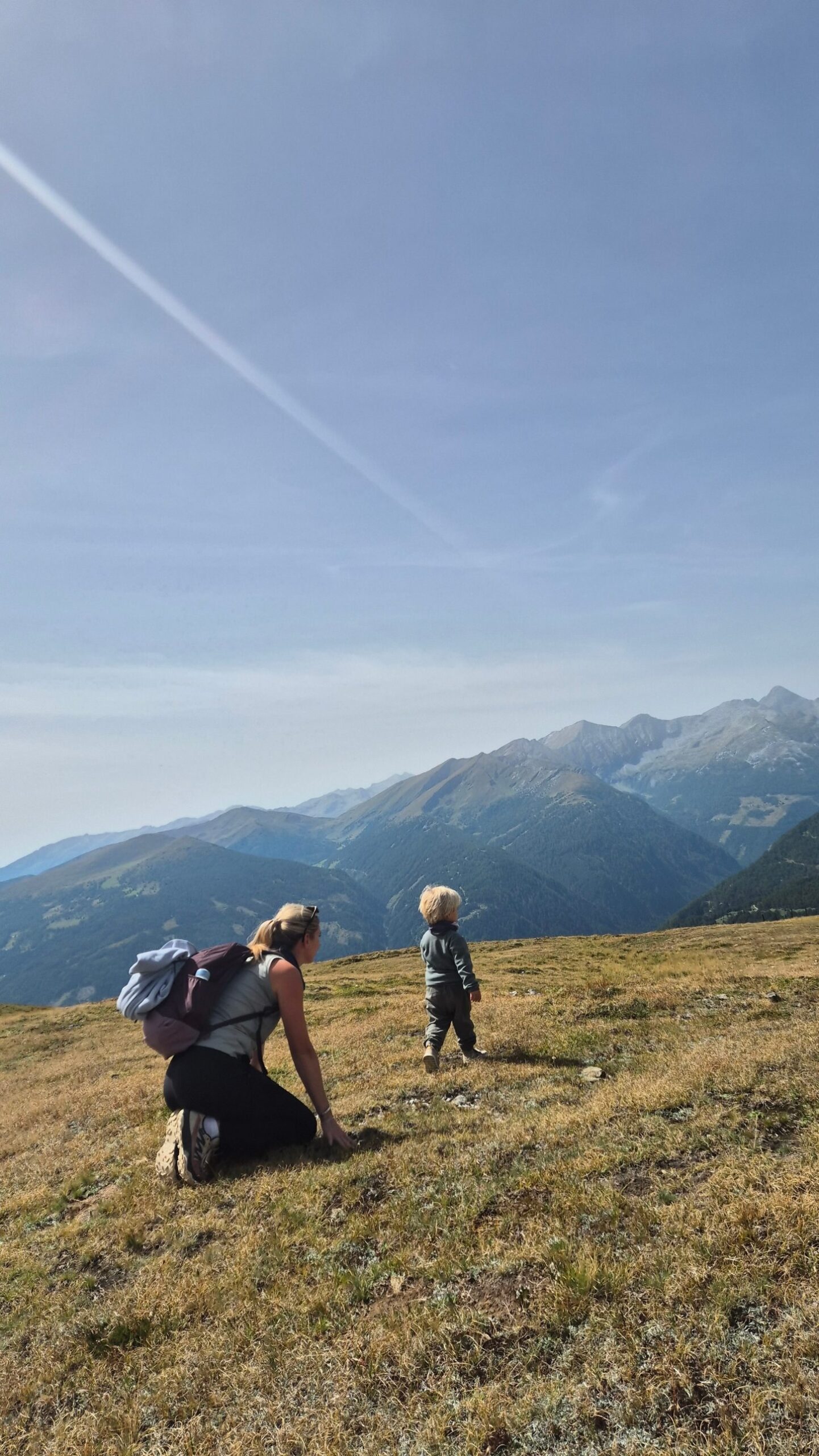 Sabrina und Finn auf einer Bergwiese