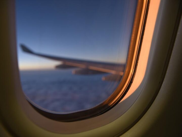 Blick aus dem Flugzeugfenster – Fliegen mit Baby und Kleinkind