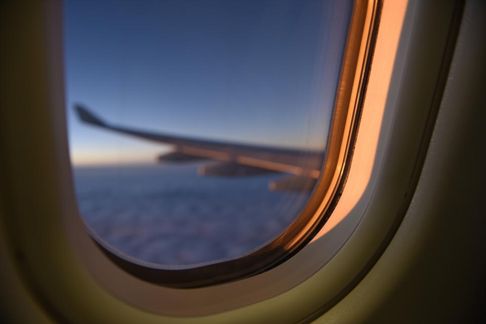 Blick aus dem Flugzeugfenster – Fliegen mit Baby und Kleinkind