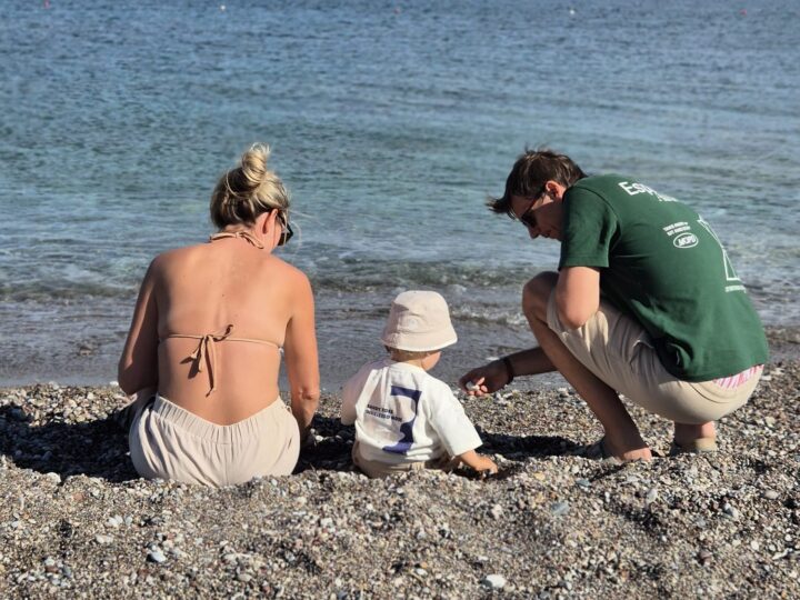 Sabrina, Max und Finn spielen am Kieselstrand