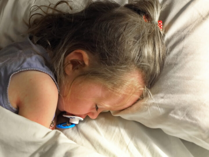 Schlafendes Kleinkind – Reisebett fürs Baby