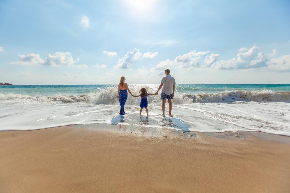 Familie mit Kleinkind am Strand – Reiseziele mit Kleinkind in Europa