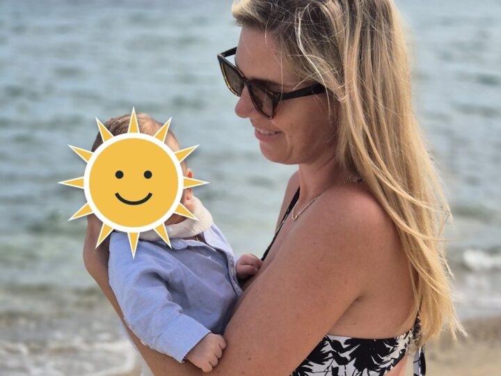 Sabrina mit Baby-Finn am Strand
