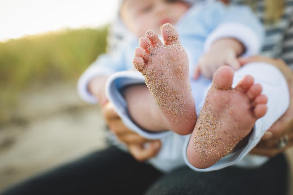 Babyfüße mit Sand – Urlaub mit Baby